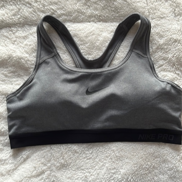 Cute little Nike Sports Bra, new without tags 🏷 - Picture 1 of 5